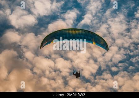 Firle, Lewes, East Sussex, Großbritannien. 6.. Dezember 2022. Der kalte nordöstliche Wind bringt Gleitschirmpiloten an den herrlichen Ort in den Sussex Downs. Kredit: David Burr/Alamy Live News Stockfoto