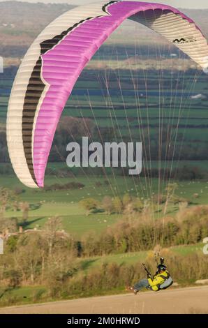 Firle, Lewes, East Sussex, Großbritannien. 6.. Dezember 2022. Der kalte nordöstliche Wind bringt Gleitschirmpiloten an den herrlichen Ort in den Sussex Downs. Kredit: David Burr/Alamy Live News Stockfoto