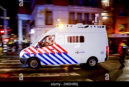 DIE POLIZEI VON DEN HAAG ist nach dem Spiel zwischen Marokko und Spanien bei der Weltmeisterschaft in Katar in Vaillantlaan anwesend. ANP ROBIN VAN LONKHUIJSEN Stockfoto