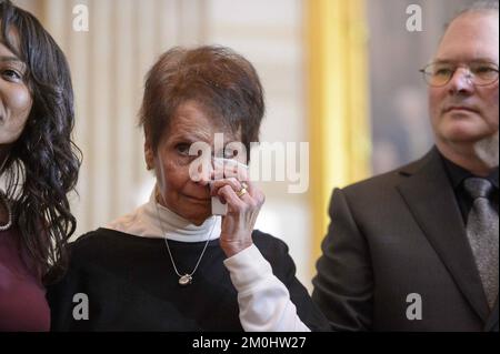 Gladys Sicknick, Mutter des verstorbenen Capitol Police Officer Brian Sicnick, wird bei einer Goldmedaillenverleihung des Kongresses für die USA emotional Capitol Police und D.C. Polizeibeamte in der Rotunde der USA Capitol in Washington, DC, am Dienstag, den 6. Dezember 2022. Die parteiübergreifende Führung verlieh die vier Goldmedaillen des Kongresses an Strafverfolgungsbeamte, die die USA beschützten Kapitol am 6. Januar 2021. Die Medaillen werden in den USA ausgestellt Hauptquartier der Capitol-Polizei, Metropolitan Police Department, Capitol und Smithsonian Institution. Foto von Bon Stockfoto