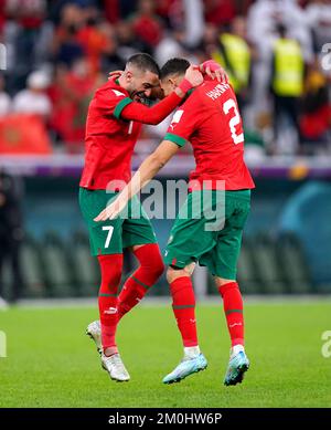 Marokkos Hakim Ziyech (links) und Achraf Hakimi feiern, nachdem sie die Elfmeterschießen der FIFA-Weltmeisterschaft mit 16 Spielen im Education City Stadium in Al-Rayyan, Katar, gewonnen haben. Foto: Dienstag, 6. Dezember 2022. Stockfoto