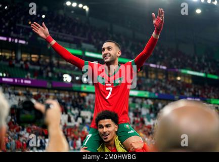 Marokkos Zakaria Aboukhlal (Bottom) und Hakim Ziyech feiern nach dem Elfmeterschießen des sechzehnten FIFA-Weltmeisterspiels im Education City Stadium in Al-Rayyan, Katar. Foto: Dienstag, 6. Dezember 2022. Stockfoto