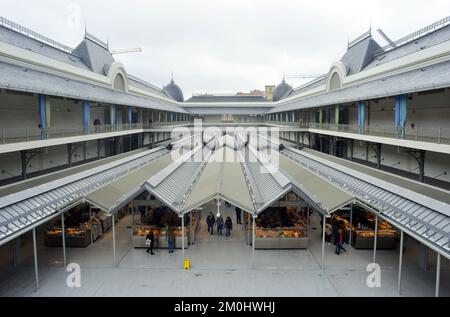 Blick auf Porto, Portugal, den Bolhao-Markt und die Architektur vom ersten Stock Stockfoto