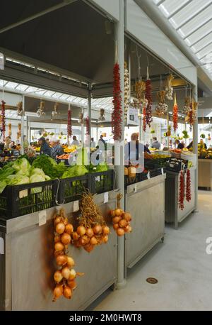 Porto, Portugal 10-20-2022, im neu renovierten Bolhao-Markt Stockfoto