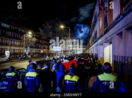 DIE POLIZEI VON DEN HAAG ist nach dem Spiel zwischen Marokko und Spanien bei der Weltmeisterschaft in Katar in Vaillantlaan anwesend. ANP ROBIN VAN LONKHUIJSEN Stockfoto