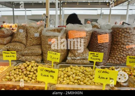 Olivenfrüchte und verschiedene Nüsse auf einem Marktstand in portugal Stockfoto