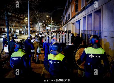 DIE POLIZEI VON DEN HAAG ist nach dem Spiel zwischen Marokko und Spanien bei der Weltmeisterschaft in Katar in Vaillantlaan anwesend. ANP ROBIN VAN LONKHUIJSEN Stockfoto