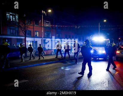 DIE POLIZEI VON DEN HAAG ist nach dem Spiel zwischen Marokko und Spanien bei der Weltmeisterschaft in Katar in Vaillantlaan anwesend. ANP ROBIN VAN LONKHUIJSEN Stockfoto