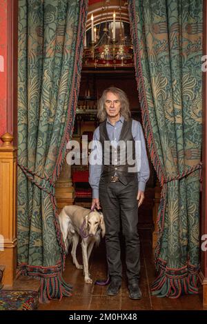 Ivor Braka Kunsthändler in seinem Haus in Cadogan Square, London, Großbritannien Stockfoto