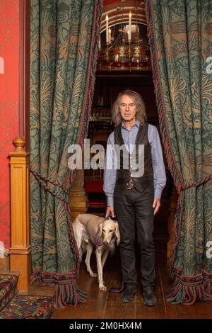 Ivor Braka Kunsthändler in seinem Haus in Cadogan Square, London, Großbritannien Stockfoto