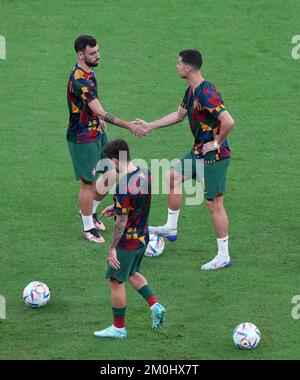 Portugals Cristiano Ronaldo (Zentrum) schüttelt die Hand mit Portugals Bruno Fernandes während des Warmlaufs vor dem sechzehnten FIFA-Weltmeisterschaftsspiel im Lusail-Stadion in Lusail, Katar. Foto: Dienstag, 6. Dezember 2022. Stockfoto