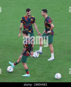 Portugals Cristiano Ronaldo (Zentrum) schüttelt die Hand mit Portugals Bruno Fernandes während des Warmlaufs vor dem sechzehnten FIFA-Weltmeisterschaftsspiel im Lusail-Stadion in Lusail, Katar. Foto: Dienstag, 6. Dezember 2022. Stockfoto