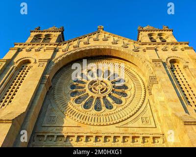 Fassade einer alten gotischen Kirche im Sonnenuntergang, Viana do Castelo, Portugal Stockfoto