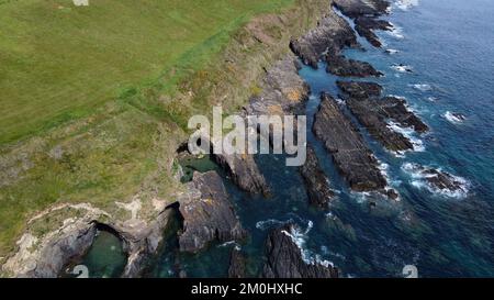 Felsige Ufer der Keltischen See entlang der Route des Wild Atlantic Way, Blick von oben. Seascape der Südküste Irlands. Wunderschöne Felshänge. Stockfoto