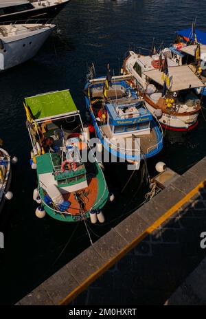 Farbenfrohe kleine Fischerboote, die im Jachthafen von Amalfi in Amalfi, Italien, vor Anker liegen. Stockfoto