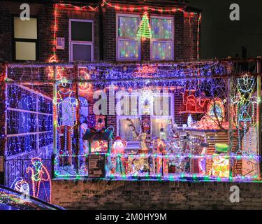 London, Großbritannien. 06.. Dezember 2022. Einheimische Kinder (Erlaubnis der Eltern eingeholt) sehen sich das „Honor Oak Christmas House“ an, eine jährliche Weihnachtsausstellung in einem Haus in Honor Oak Park, Lewisham, Südost-London. Die Ausstellung sammelt Spenden für wohltätige Zwecke, dieses Jahr ist die Lewisham Food Bank die ausgewählte Wohltätigkeitsorganisation. Die Ausstellung ist seit vielen Jahren angestiegen und erfreut die Einheimischen während der Weihnachtszeit. Kredit: Imageplotter/Alamy Live News Stockfoto