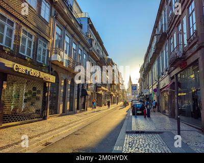 PORTO, PORTUGAL - 20. JULI 2022: Traditionelle Fliesenfassadenarchitektur der Trindade Straße bei Abendsonne, Kirche Santissima Trindade Igreja in Ba Stockfoto