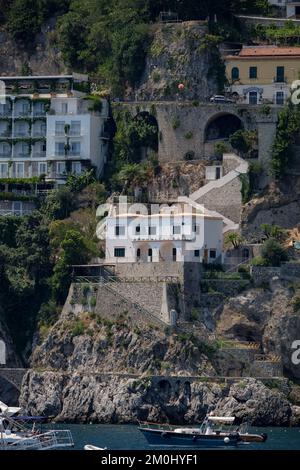 Häuser an der Amalfiküste mit Treppen, die zur Küste hinunter führen. Stockfoto