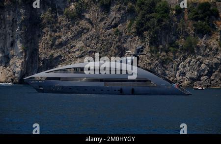 Die Luxusyacht Douglas Ocean Pearl vor der Amalfiküste. Stockfoto