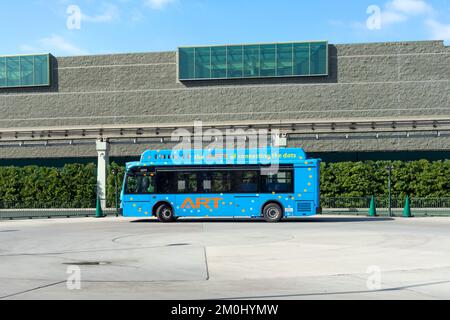 Anaheim, CA, USA – 1. November 2022: Ein Anaheim Resort Transportation (ART) Minibus im Busbahnhof in Anaheim, Kalifornien. Stockfoto