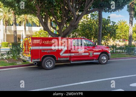 Anaheim, CA, USA – 1. November 2022: Feuerwehr- und Rettungssanitäter von Anaheim parkt auf dem Convention Way in Anaheim, Kalifornien. Stockfoto