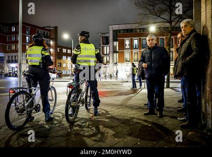 DIE POLIZEI VON DEN HAAG ist nach dem Spiel zwischen Marokko und Spanien bei der Weltmeisterschaft in Katar in Vaillantlaan anwesend. ANP ROBIN VAN LONKHUIJSEN Stockfoto