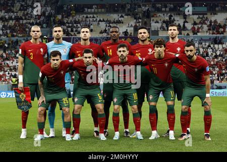 AL DAAYEN - Back Row (lr) Pepe von Portugal, portugiesischer Torwart Diogo Costa, Diogo Dalot von Portugal, William Carvalho von Portugal, Goncalo Ramos von Portugal, Ruben Dias von Portugal. Erste Reihe (l-r) Otavio (Portugal), Raphael Guerreiro (Portugal), Bernardo Silva (Portugal), Joao Felix (Portugal), Bruno Fernandes (Portugal) während des FIFA-Weltmeisterschaftsspiels Katar 2022. Runde 16 zwischen Portugal und der Schweiz am 6 2022. Dezember im Lusail-Stadion in Al Daayen (Katar). AP | niederländische Höhe | MAURICE AUS STEIN Stockfoto