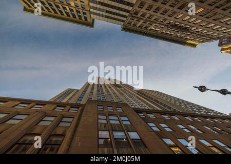 Blick nach oben auf den blauen Himmel zwischen Wolkenkratzern. Downtown Manhattan, New York, USA. Stockfoto