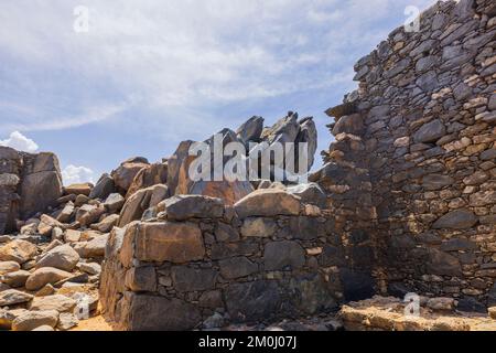 Aus nächster Nähe sehen Sie die Ruinen der Goldschmelze Bushiribana im Nationalpark auf der Insel Aruba. Stockfoto