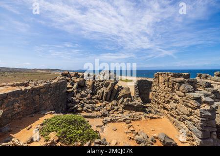 Schöne historische Ansicht der karibischen Küste mit Ruinen der Goldschmelze in Bushiribana. Aruba Insel. Stockfoto