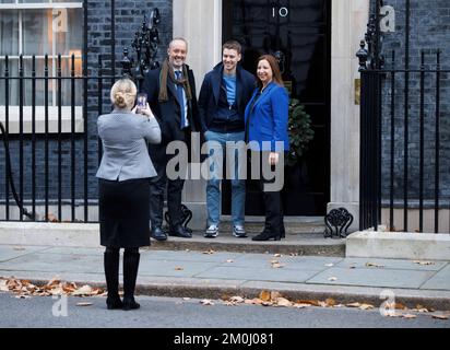 London, Großbritannien. 6.. Dezember 2022. Euan Blair (Zentrum), ältester Sohn des ehemaligen Premierministers Tony Blair, posiert für ein Foto bei Nummer 10. Er ist Mitbegründer und Vorstandsvorsitzender des Lehrlingsunternehmens Multiverse. Kredit: Mark Thomas/Alamy Live News Stockfoto