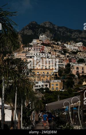 Die farbenfrohen Häuser, Geschäfte und Hotels von Positano schichten vertikal auf den Klippen mit Blick auf den Yachthafen grande Beach Italien. Stockfoto