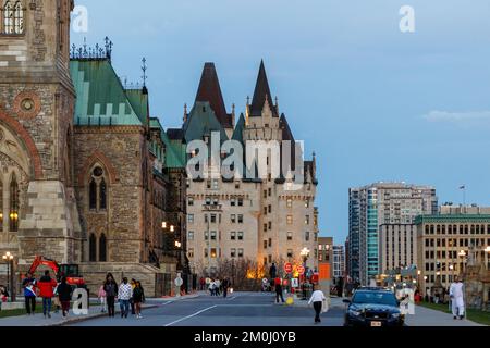 Ottawa, Kanada - 5. November 2022: Stadtblick am Abend mit Spaziergängern in der Nähe des Parlamentsgebäudes. Stockfoto