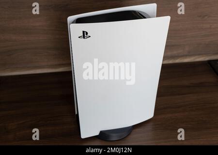 OSTRAVA, TSCHECHISCHE REPUBLIK - 17. MÄRZ 2022: Sony PlayStation 5-Spielekonsole auf einem Holztisch in einer starken Perspektive Stockfoto