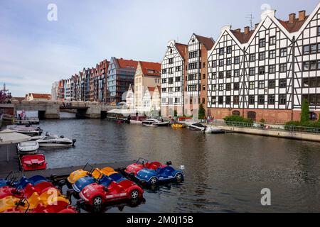 DANZIG, POLEN - 30. JULI 2022: Wassertaxis auf dem Fluss Stara Motlawa und der Zielony Most-Brücke im Hintergrund der Stadt Danzig Stockfoto