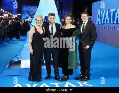 (Von links nach rechts) Lorraine Ashbourne, Andy Serkis, Ruby Ashbourne Serkis und Louis George Serkis kommen zur Weltpremiere von Avatar: The Way of Water im Odeon Luxe in Leicester Square, London. Foto: Dienstag, 6. Dezember 2022. Stockfoto