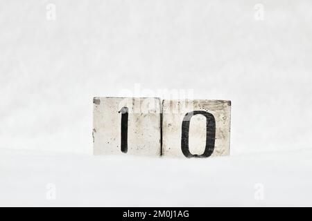 10 Vintage Blockkalender auf weißem, gesprenkeltem Hintergrund, Platz für Text. Speichern Sie das Datum für Geburtstag, Jahrestag, besonderen Tag oder Anlass Stockfoto