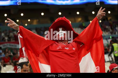 Lusail, Katar. 6.. Dezember 2022. Ein Fan jubelt vor dem Spiel der Runde 16 zwischen Portugal und der Schweiz der FIFA-Weltmeisterschaft 2022 im Lusail Stadium in Lusail, Katar, am 6. Dezember 2022. Kredit: Pan Yulong/Xinhua/Alamy Live News Stockfoto