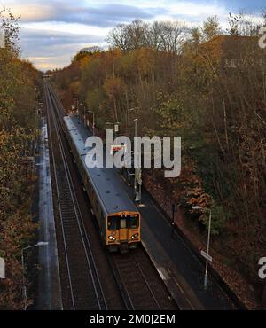 Am Mittwoch, den 23.. November 2022, fährt ein Merseyrail-Zug am Bahnhof Aughton Park mit 14,49hrs-Stunden-Verbindung von Ormskirk nach Liverpool Central. Stockfoto