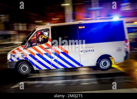 DIE POLIZEI VON DEN HAAG ist nach dem Spiel zwischen Marokko und Spanien bei der Weltmeisterschaft in Katar in Vaillantlaan anwesend. ANP ROBIN VAN LONKHUIJSEN niederlande raus - belgien raus Stockfoto