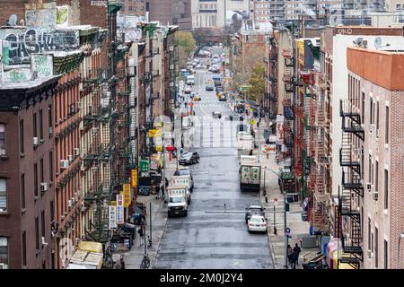 New York City, USA. November 2019: Erhöhte Aussicht auf die Monroe Street in Chinatown mit Geschäften mit chinesischen Buchstaben Stockfoto