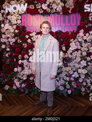 Lewis Reeves kommt zur Premiere von Rosie Molloy und gibt alles auf, auf den Everyman Borough Yards in London. Foto: Dienstag, 6. Dezember 2022. Stockfoto