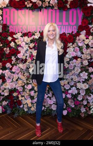 Susan Nickson kommt bei der Premiere von Rosie Molloy und gibt alles auf, auf den Everyman Borough Yards in London. Foto: Dienstag, 6. Dezember 2022. Stockfoto