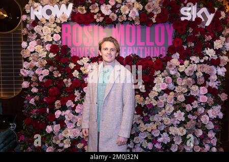 Lewis Reeves kommt zur Premiere von Rosie Molloy und gibt alles auf, auf den Everyman Borough Yards in London. Foto: Dienstag, 6. Dezember 2022. Stockfoto