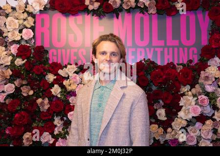 Lewis Reeves kommt zur Premiere von Rosie Molloy und gibt alles auf, auf den Everyman Borough Yards in London. Foto: Dienstag, 6. Dezember 2022. Stockfoto