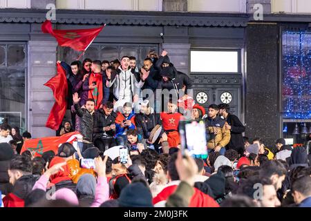 Marokkanische Fans feiern im Zentrum von Brüssel bei der FIFA-Weltmeisterschaft 2022 am Dienstag, dem 06. Dezember 2022, nach einem Fußballspiel zwischen Marokko und Spanien im Jahr 1/8. BELGA FOTO JAMES ARTHUR GEKIERE Stockfoto