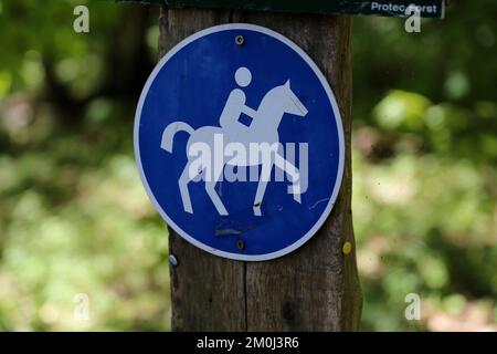 Zeichen für eine Reiterstraße nur für Pferde im Nationalpark in der Nähe der Ostsee Stockfoto