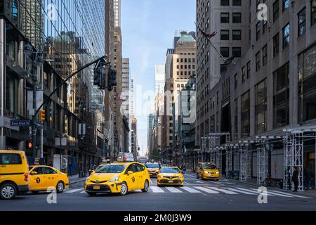 New York City, USA. November 2019: New York City Taxis an der Lexington Avenue in der East 42. Street. Stockfoto