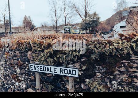 Nahaufnahme eines Schildes, das den Ort der Easedale Road in Grasmere, Großbritannien, zeigt Stockfoto