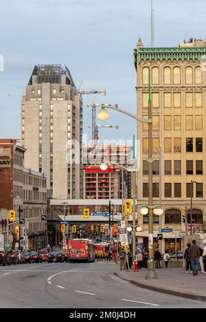 Ottawa, Kanada - 5. November 2022: Viel Verkehr auf der Rideau Street im Stadtzentrum. Stadtbild mit Gebäuden, Kreuzung, Ampeln, Bussen o Stockfoto